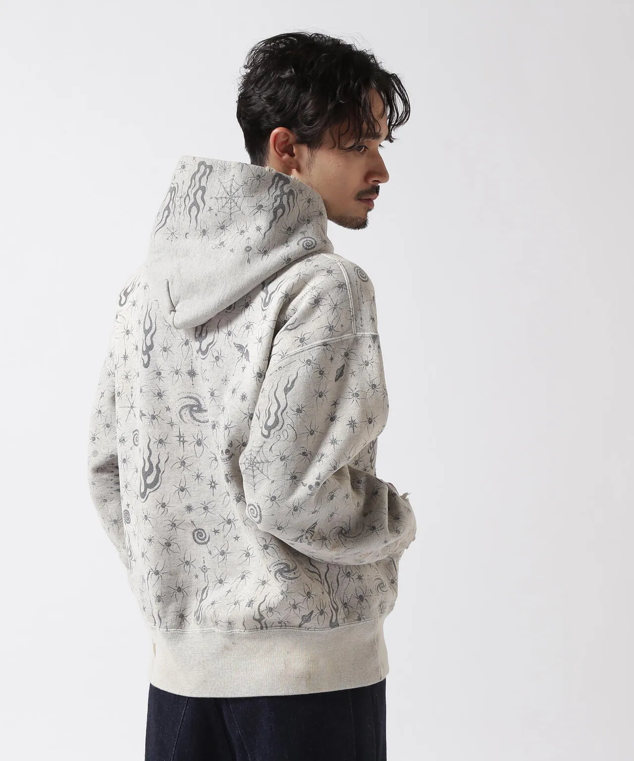 SAINT Mxxxxxx x DR. WOO HOODIE ' Dr.Woo ' /GRY Flame Swirl Spider Web Hoodie Distressed Gray S-XL Custom-woven and dyed nostalgic gray fabric. After printing, the garment is sprayed with potion to cause the fabric to oxidize and fade. A large number of artificial fabric destruction processes are added to make the whole piece of clothing look aged and unique like a work of art. This hoodie is co-branded with a famous tattoo design artist and customized with a full set of Dr.Woo accessories. Bringing you authentic items!